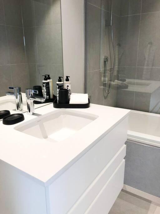 Luxury Three Bedroom Axis- Ocean And Mountain Views Apartment Cape Town
